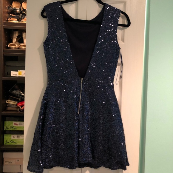 Blue sequin cocktail dress with open back - Picture 1 of 3